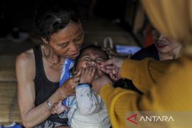 Pemberian vitamin A kepada anak pedalaman Suku Badui