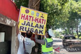 Polisi pasang banner imbauan jalan rusak di sejumlah titik jalur pantura Situbondo
