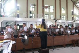 Personel Katolik Polda Kaltara Ambil Bagian Dalam Ibadah Rutin di Gereja Katedral Santa Maria Tanjung Selor