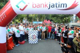 Ribuan peserta meriahkan "Jalan Sehat Bersama Wartawan" PWI Jatim