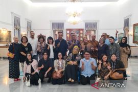 Keluarga Gubernur Jabar pertama menyambangi Gedung Pakuan Bandung