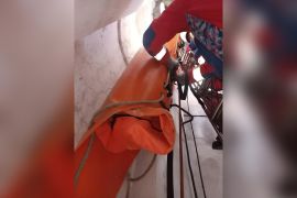 Petugas evakuasi jenazah pria tak dikenal di menara masjid di Surabaya