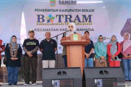 Pemkab Bekasi menyapa warga Karangbahagia melalui layanan Botram