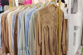 Katun bordir bolong menjadi tren yang paling dicari untuk Lebaran