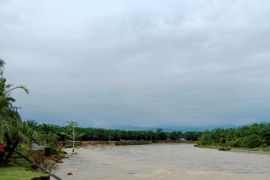 Hujan deras di Langkat jembatan runtuh di Batang Serangan