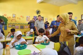 Pj Wali Kota Jambi tinjau pelaksanaan Makan Bergizi Gratis