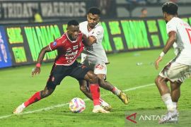 Bhayangkara resmi pinjam Privat Mbarga dari Dewa United