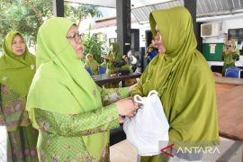 Plt Bupati Situbondo bagikan bantuan kepada korban banjir bandang