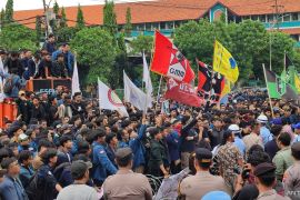 Mahasiswa gelar unjuk rasa di DPRD Jatim, sampaikan sejumlah hal