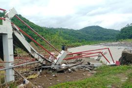 BPBD Garut pastikan warga tak terisolasi dampak jembatan ambruk