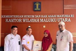 Kemenkum Malut Serahkan Dokumen Apostille kepada Calon Mahasiswi S2 ke Korsel