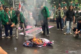 Mahasiswa hingga ibu-ibu ikut ramaikan aksi unjuk rasa di Patung Kuda