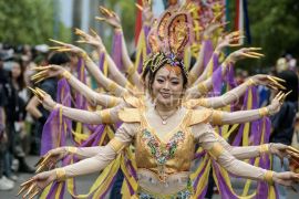 Seniman menampilkan tarian seribu tangan saat kirab budaya Cap Go Meh