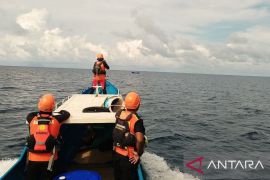 Operasi SAR Ambon selamatkan nelayan Pulau Buru yang mati mesin long boat