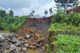 Tebing Sungai Galeh di jalur Temanggung-Wonosobo longsor susulan 