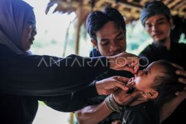 Pemberian vitamin A kepada anak pedalaman Suku Badui