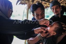 Pemberian vitamin kepada anak pedalaman Suku Badui