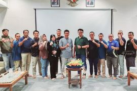PT Timah - insan pers Bangka Barat potong tumpeng rayakan HPN