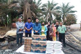 Ricky Anthony salurkan bantuan kepada korban kebakaran di Langkat