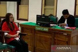 Akui aniaya anak kandungnya dengan tali pinggang, wanita ini menangis di persidangan