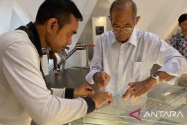 Pemkot Surabaya pasang narasi huruf braille di Tugu Pahlawan