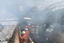 Tiga orang terluka akibat kebakaran rumah kos di Surabaya