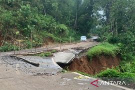 Cianjur perbaiki jalan menuju obyek wisata Curug Ngebul