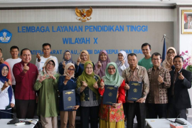 Jadi Kado Manis Awal Tahun 2025, Kepala LLDIKTI Wilayah X Serahkan 3 SK Guru Besar