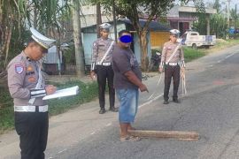 Wanita muda tewas, suami dan dua anak kritis usai tabrakan maut di Aceh Timur