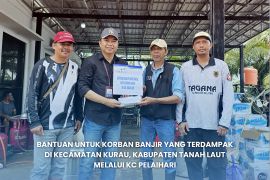 Bank Kalsel bantu korban banjir di kecamatan kurau, kabupaten Tanah Laut