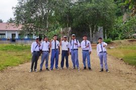 Masyarakat bersama perusahaan di Halsel gotong royong buka akses jalan ke sekolah