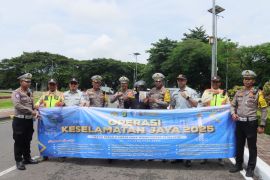 Polresta Bandara Soetta bagikan helm SNI untuk pengendara motor