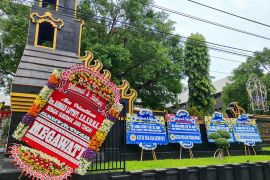 Kantor Gubernur Jateng "dibanjiri" karangan bunga  ucapan selamat