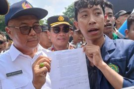 Pemkab-DPRD Lamongan terima aspirasi mahasiswa Aliansi BEM Joko Tingkir