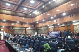 Warga  Curug Goong minta izin peternakan ayam STS dicabut