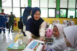 Wanita Patra bagi-bagi paket nasi di SDN 003 Balikpapan Barat