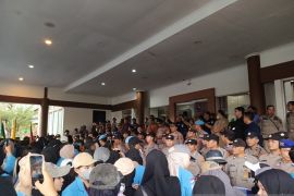 Mahasiswa UBB sampaikan delapan tuntutan ke DPRD Babel