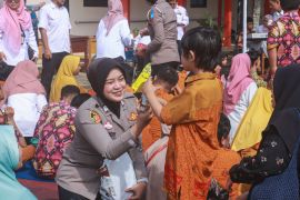 Polwan hadirkan keceriaan kepada siswa disabilitas saat beri MBG