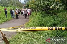 Diduga ada bekas cekikan, polisi selidiki kasus penemuan mayat dalam karung di Tanah Datar