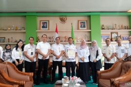 Pj Wali Kota Pontianak terima sertifikat tanah dari BPN upaya percepatan pengamanan aset