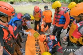 SAR Manado evakuasi bocah perempuan sudah meninggal yang jatuh ke Sungai