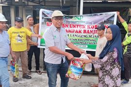 PT SLS bantu warga terdampak banjir di Kecamatan Kalumpang HSS
