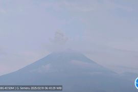 Gunung Semeru erupsi empat kali dengan ketinggian 900 meter