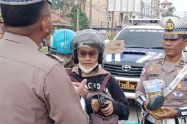 Dokumen lengkap, pemotor dapat minyak goreng dari Pol lantas Sergai