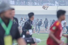 Pertandingan Liga 2 ricuh, suporter Persela Lamongan masuk lapangan dan merusak fasilitas stadion