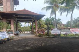 Bupati dan Wabup Jembrana dapat kiriman tanaman obat saat pelantikan