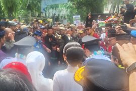 Ribuan warga menyambut Supian-Chandra di Balai Kota Depok