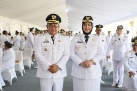 Riza Herdavid-Debby Vita Dewi resmi dilantik sebagai kepala daerah Bangka Selatan