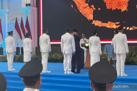 Presiden Prabowo sematkan tanda pangkat kepada enam perwakilan kepala daerah