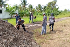 Personel KN Tanjung Datu 301 gelar perawatan dermaga ex Pelindo II Bojonegara